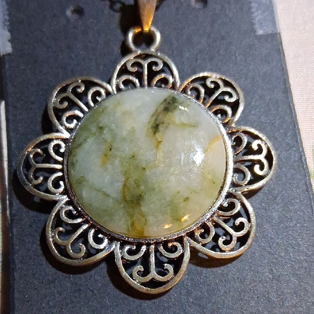 N019 Elegant Silver Nebraska River Rock Pendant Necklace